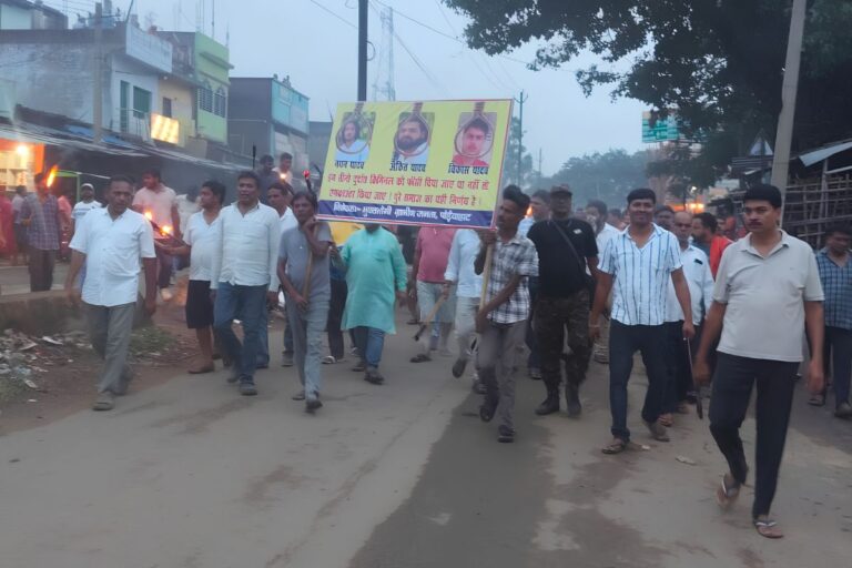 गोड्डा: पोड़ैयाहाट मुखिया पर फायरिंग के विरोध में प्रदर्शन, ग्रामीणों ने निकाला मशाल जुलूस 