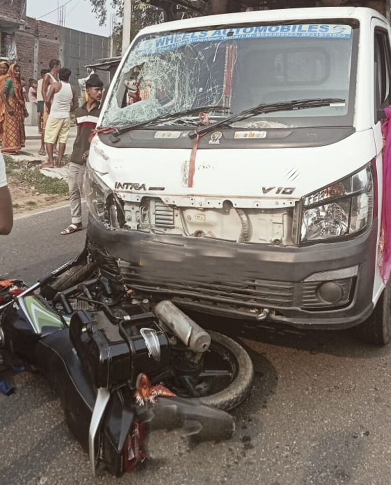सड़क किनारे खड़ी ट्रक से टकराई बाइक, दो युवकों की मौत