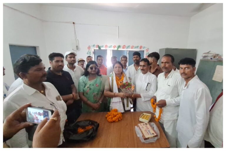Bettiah: लौरिया में नवनिर्वाचित एमएलसी शिवरानी देवी प्रजापति का भव्य स्वागत