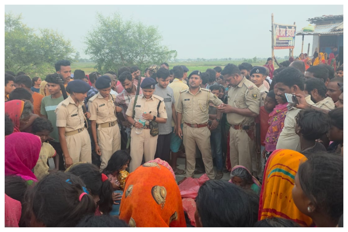 Madhubani Road Accident: युवक की मौत के बाद सड़क जाम, आक्रोशित भीड़ ने एंबुलेंस में की तोड़फोड़ Madhubani Road Accident: युवक की मौत के बाद सड़क जाम, आक्रोशित भीड़ ने एंबुलेंस में की तोड़फोड़