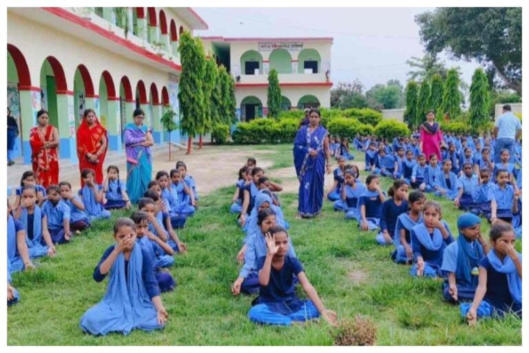 अंतरराष्ट्रीय योग दिवस पर स्कूल खुला, बच्चों ने उत्साह से किया योगाभ्या