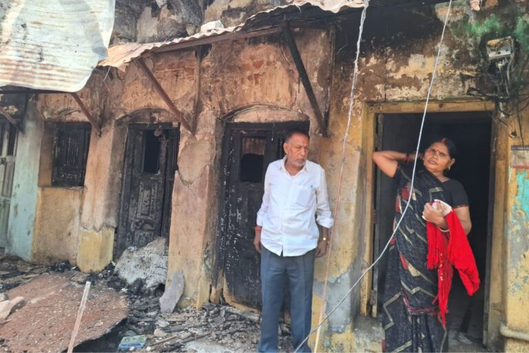 पलामू: मेदिनीनगर सब्जी मार्केट क्षेत्र में लगी आग, लाखों का हुआ नुकसान 