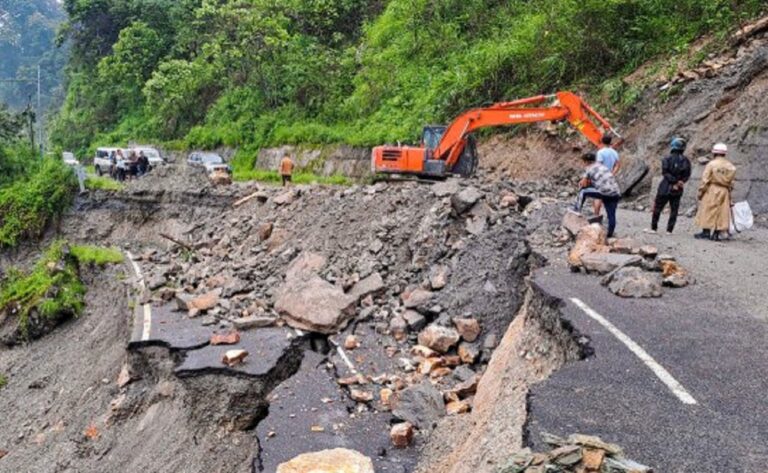 आफत की बारिश से उत्तर बंगाल बेहाल, मिरिक में भू-स्खलन, कूचबिहार में बाढ़