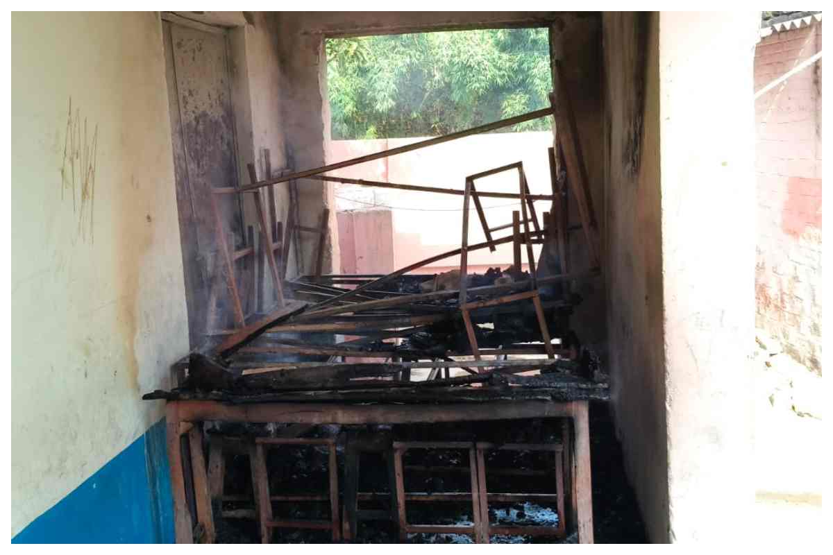 Motihari News: सरकारी स्कूल में लगी आग, 12 बेंच-डेस्क जलकर राख, शॉर्ट सर्किट की आशंका 2 Motihari School Fire Khagni Middle School Benches Burnt 1