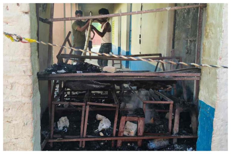 Motihari News: सरकारी स्कूल में लगी आग, 12 बेंच-डेस्क जलकर राख, शॉर्ट सर्किट की आशंका
