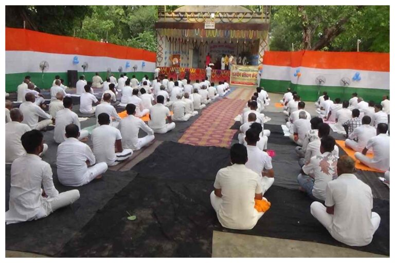 केंद्रीय कारा में गूंजा योग का संदेश, बंदियों ने नियमित योग का लिया संकल्प