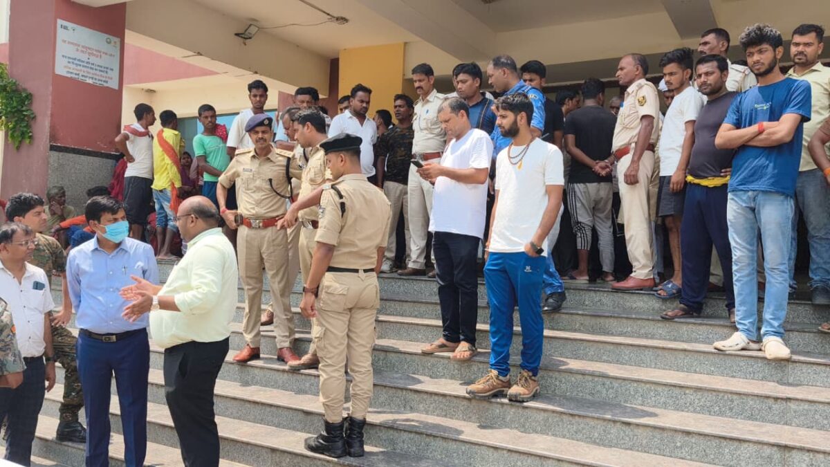 नालंदा : माता-पिता के घर आने की राह देख रहे थे सात बच्चे, बस में करंट फैलने से दोनों की मौत 5 Nalanda Bus Electrocution 13