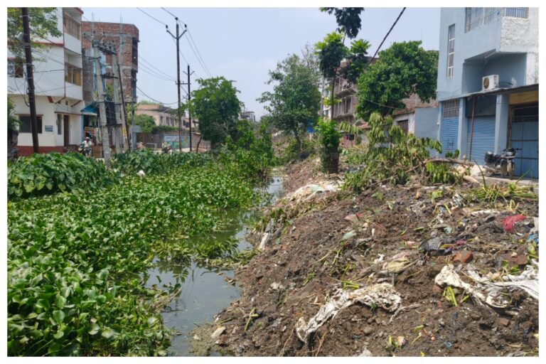 नरकटियागंज के साठी-बेलवा नहर से निकले कचरे पर जल संसाधन विभाग और नगर परिषद आमने-सामने