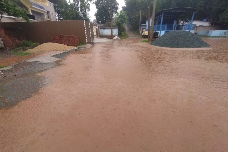 नोवामुंडी में अचानक बदला मौसम, हुई मूसलाधार बारिश 