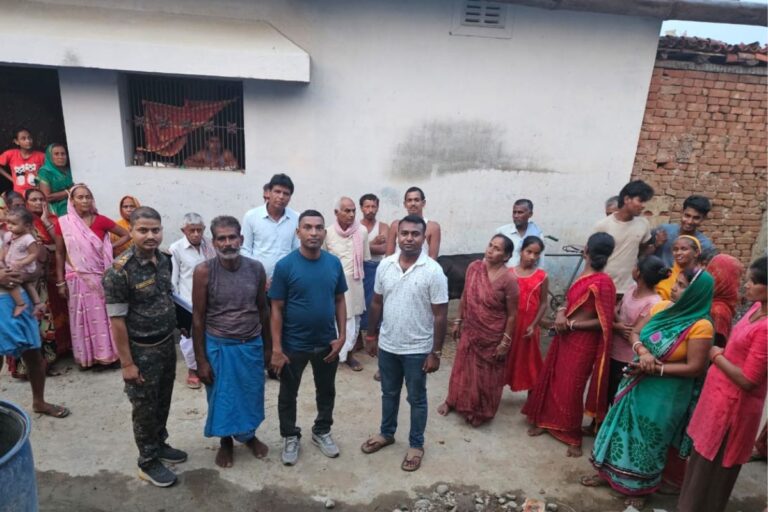 गोड्डा के सरवा गांव में पुलिस का जन संवाद, सुनीं लोगों की शिकायतें 