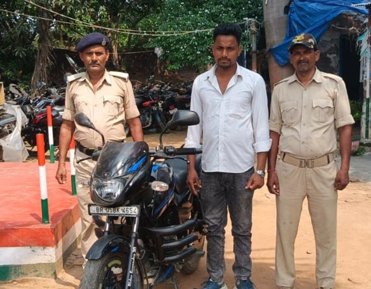 मोतिहारी: सड़क पर स्टंटबाजी पड़ी भारी, वायरल वीडियो देख पुलिस ने युवक को किया गिरफ्तार 1 Prabhat Khabar 2026 06 17T170114.837