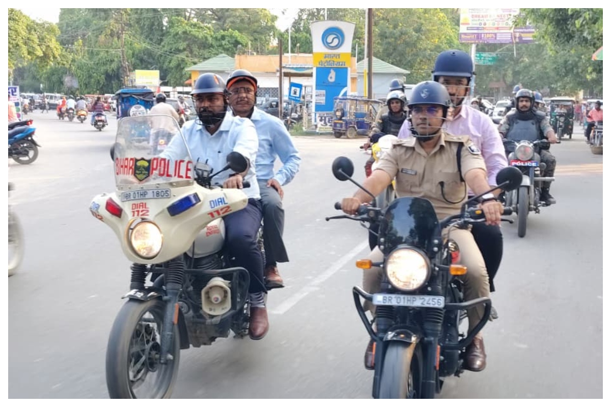 मोहर्रम: जिलाधिकारी और एसपी ने बाइक से किया 'एरिया डोमिनेंस' मार्च, सुरक्षा व्यवस्था का लिया जायजा 3 Prabhat Khabar 2026 06 25T211258.692