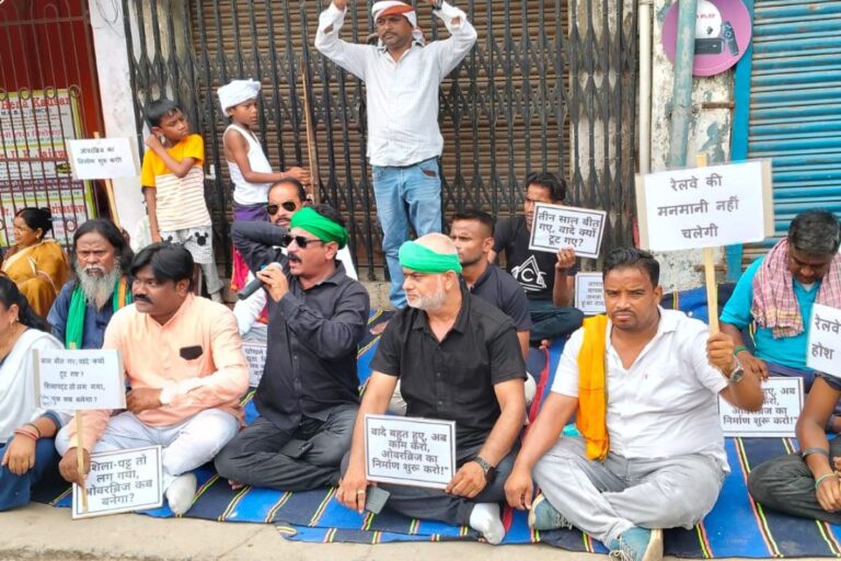 जमशेदपुर: बारीगोड़ा फाटक में रेलवे ओवरब्रिज बनाने की मांग, बस्तीवासियों ने किया धरना प्रदर्शन 