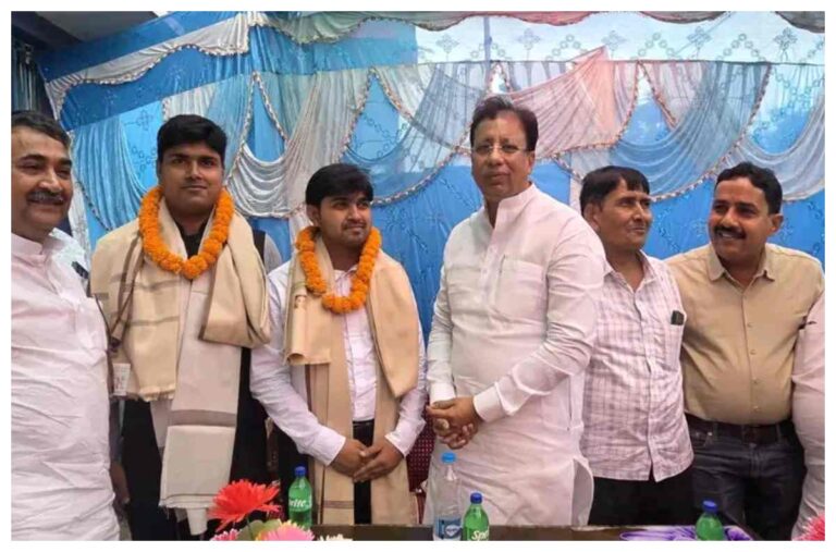 चंपारण में दो सगे भाई बने प्रशासनिक अधिकारी, बधाई देने पहुंचे सांसद और विधायक