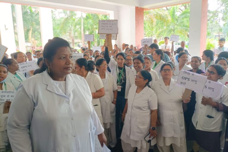 रिम्स कर्मियों का फूटा गुस्सा, तीन महीने से वेतन नहीं मिलने पर धरना