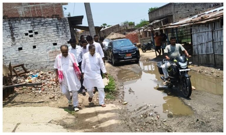 बेतिया: रोआरी की जर्जर सड़क का होगा कायाकल्प, विधायक संजय पांडेय ने किया निरीक्षण