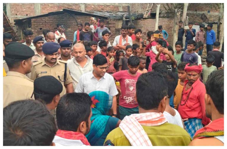 तरियानी में सिलेंडर ब्लास्ट के बाद आठ घर जलकर राख, SDM ने लिया जायजा