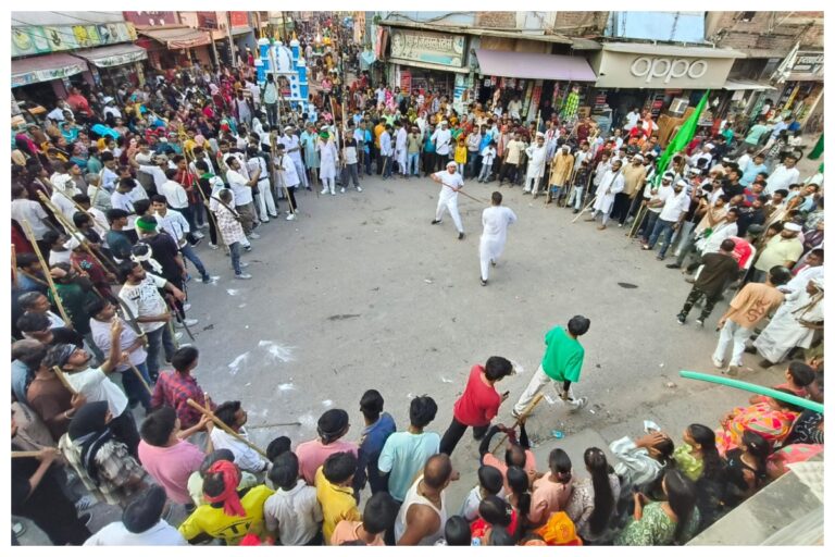 Muharram News: मुहर्रम पर निकला भव्य ताजिया जुलूस, युवाओं ने दिखाए हैरतअंगेज करतब