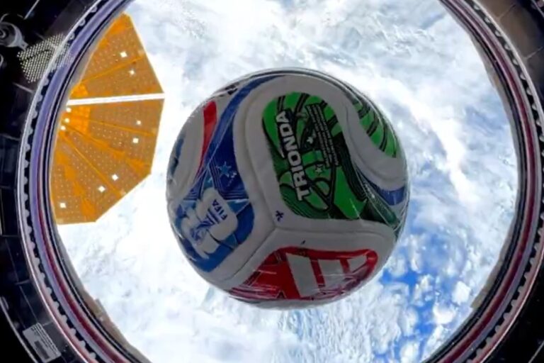 एलियंस खेलेंगे फुटबॉल? जब आसमान चीरकर स्पेस में पहुंची FIFA वर्ल्ड कप की गेंद, वायरल वीडियो ने उड़ाए होश