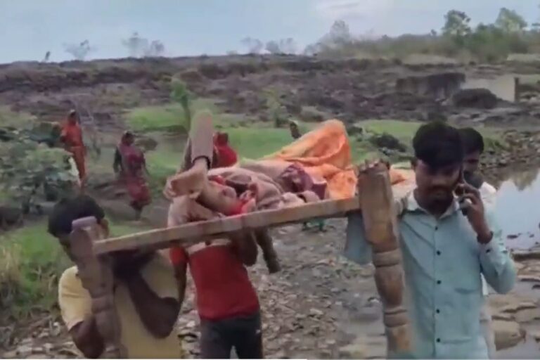 पुल नहीं था… खाट पर नदी पार करवाई गई  गर्भवती महिला, एंबुलेंस भी नहीं पहुंची; रास्ते में हुआ बच्चे का जन्म