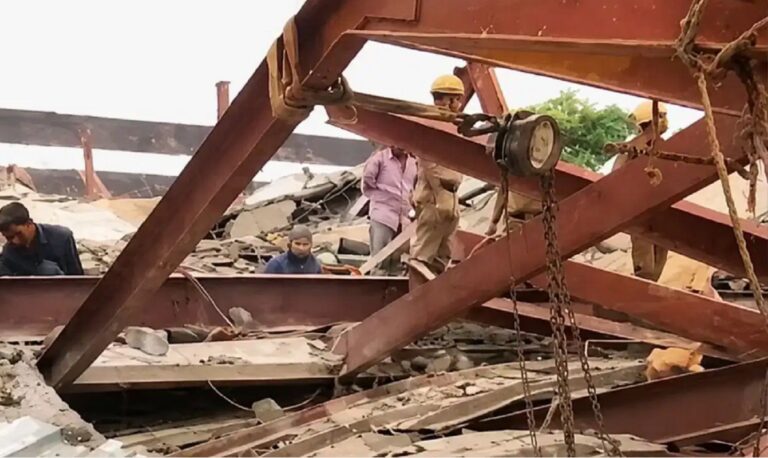 कोलकाता के तारातला में अचानक ढहा गोदाम, मलबे में कम से कम 40 लोग दबे