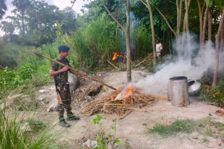 वैशाली में वाया नदी किनारे अवैध शराब पर पुलिस का बड़ा एक्शन, 5 भट्ठियां ध्वस्त, 2000 लीटर जावा नष्ट