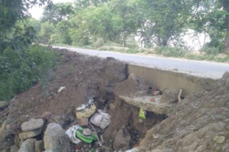 लगातार बारिश से कमला तटबंध में रेन कट, सड़क के अंदर बना गड्ढा; कभी भी धंस सकता है रास्ता