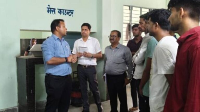 गोपालगंज: कर्पूरी ठाकुर छात्रावास पहुंचे DM, लाइब्रेरी में इनवर्टर लगाने और बिजली व्यवस्था दुरुस्त करने का निर्देश