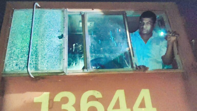 भागलपुर में यार्ड जा रहे इंजन पर पथराव, शीशा टूटा, लोको पायलट घायल