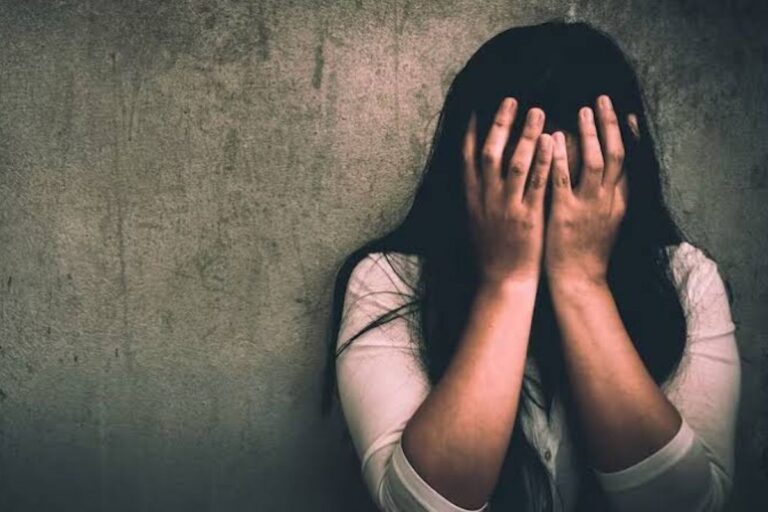 घर में खाना बना रही बेटी की आबरू लूटने चला था पिता, खौफनाक मंजर देख कांप उठे लोग