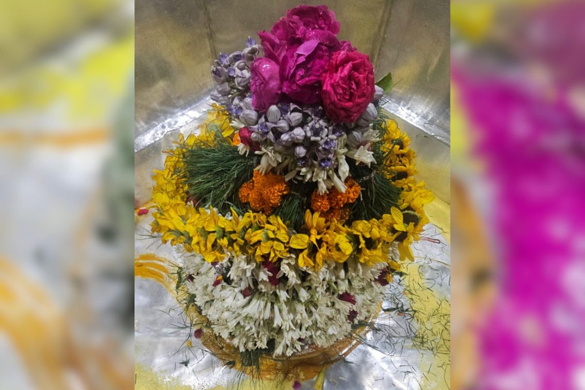 गरीबनाथ मंदिर में उमड़ी आस्था की भीड़, फूलों और बेलपत्र से हुआ बाबा का दिव्य शृंगार 2 %E0%A4%Ab%E0%A5%82%E0%A4%B2%E0%A5%8B%E0%A4%82 %E0%A4%94%E0%A4%B0 %E0%A4%Ac%E0%A5%87%E0%A4%B2%E0%A4%Aa%E0%A4%A4%E0%A5%8D%E0%A4%B0 %E0%A4%B8%E0%A5%87 %E0%A4%B9%E0%A5%81%E0%A4%86 %E0%A4%Ac%E0%A4%Be%E0%A4%Ac%E0%A4%Be %E0%A4%95%E0%A4%Be %E0%A4%A6%E0%A4%Bf%E0%A4%B5%E0%A5%8D%E0%A4%Af %E0%A4%B6%E0%A5%83%E0%A4%82%E0%A4%97%E0%A4%Be%E0%A4%B0