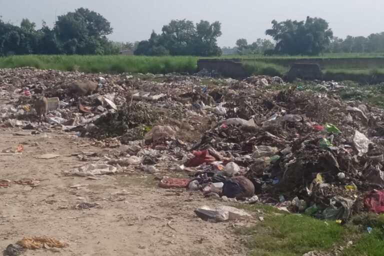 बगहा में 2 महीने से जल रहा कचरा, जहरीले धुएं से ग्रामीण बेहाल; एसडीएम से कार्रवाई की मांग
