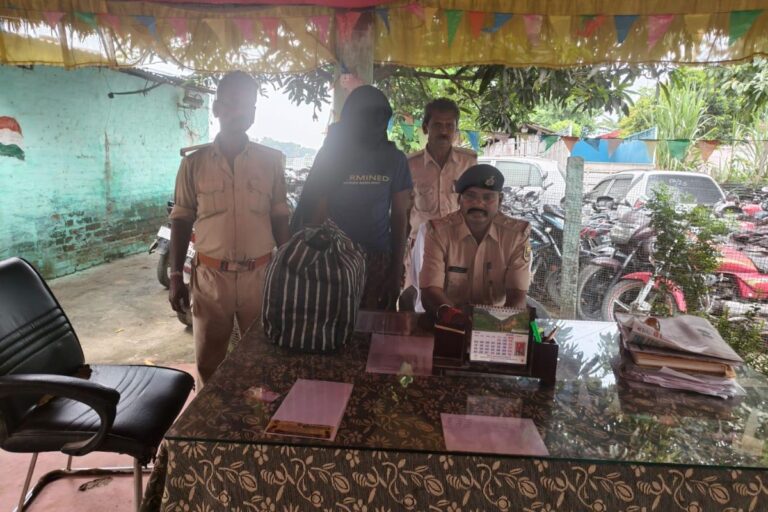 किराना दुकान की आड़ में चल रहा था नशा का कारोबार! पुलिस की छापेमारी में 4 किलो से अधिक गांजा के साथ एक गिरफ्तार