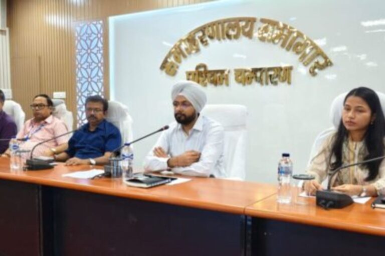 बाढ़ से पहले तैयारी पूरी करें, लंबित मामले जल्द निपटाएं… डीएम ने अधिकारियों को दिए सख्त निर्देश