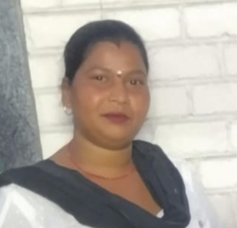 चाकू से गोदकर महिला को खेत में फेंका, तोड़ा दम