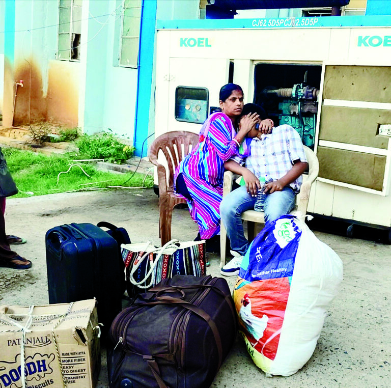 गरीब रथ एक्सप्रेस में महिला यात्री की तबीयत बिगड़ने से मौत, रेलवे फाटक पर जाम में फंसी रही एंबुलेंस