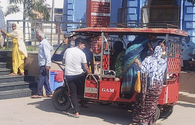ई-रिक्शा पर गर्भवती ने दिया बेटे को जन्म, स्ट्रेचर तक नहीं मिला, रैंप से पैदल पहुंची प्रसव वार्ड