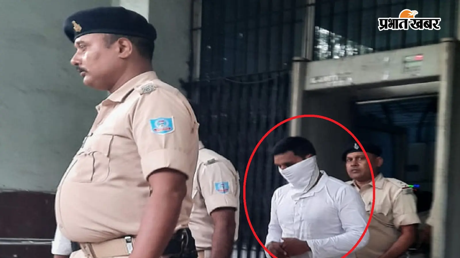 सरेंडर करने के बाद पुलिस की गिरफ्त में विश्वनाथ मंडल उर्फ बोदरा (लाल घेरे में). फोटो: प्रभात खबर सरेंडर करने के बाद पुलिस की गिरफ्त में विश्वनाथ मंडल उर्फ बोदरा (लाल घेरे में). फोटो: प्रभात खबर