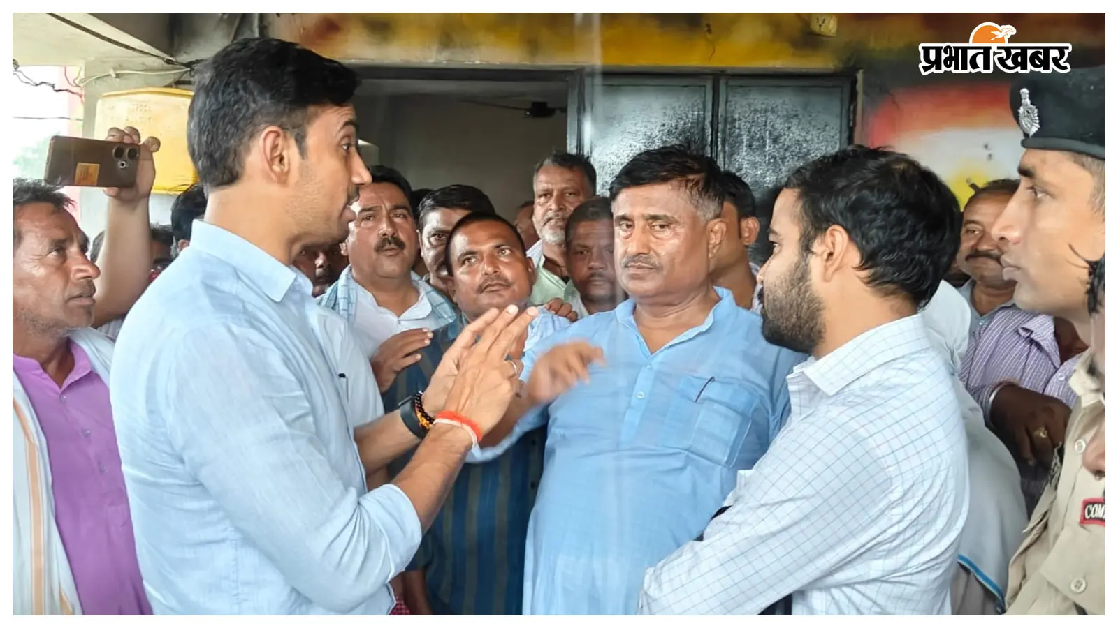 रौतनिया डंपिंग यार्ड का निरीक्षण करते स्वच्छता निदेशक, विधायक और अन्य अधिकारी रौतनिया डंपिंग यार्ड का निरीक्षण करते स्वच्छता निदेशक, विधायक और अन्य अधिकारी