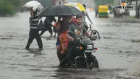 दिल्ली में भारी बारिश से सड़क बनी नदी,  घुटने तक भरा पानी; इन 5 तस्वीरों से जानें हाल
