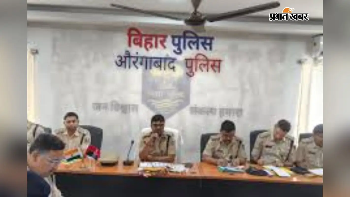 औरंगाबाद के रमेश चौक पर उपद्रव करने वालों की पहचान में जुटी पुलिस, सैकड़ों संदिग्धों की तस्वीरें जारी, सूचना देने की अपील औरंगाबाद के रमेश चौक पर उपद्रव करने वालों की पहचान में जुटी पुलिस, सैकड़ों संदिग्धों की तस्वीरें जारी, सूचना देने की अपील