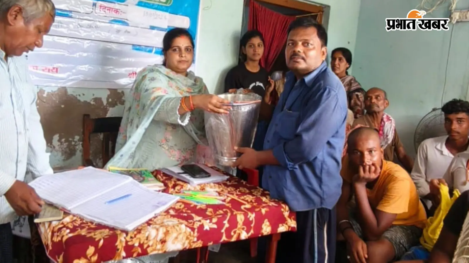 हाजीपुर: लालगंज में दुग्ध उत्पादक किसानों को मिला प्रोत्साहन, सहयोग समिति ने बांटी ₹1 लाख की राशि और सामग्री