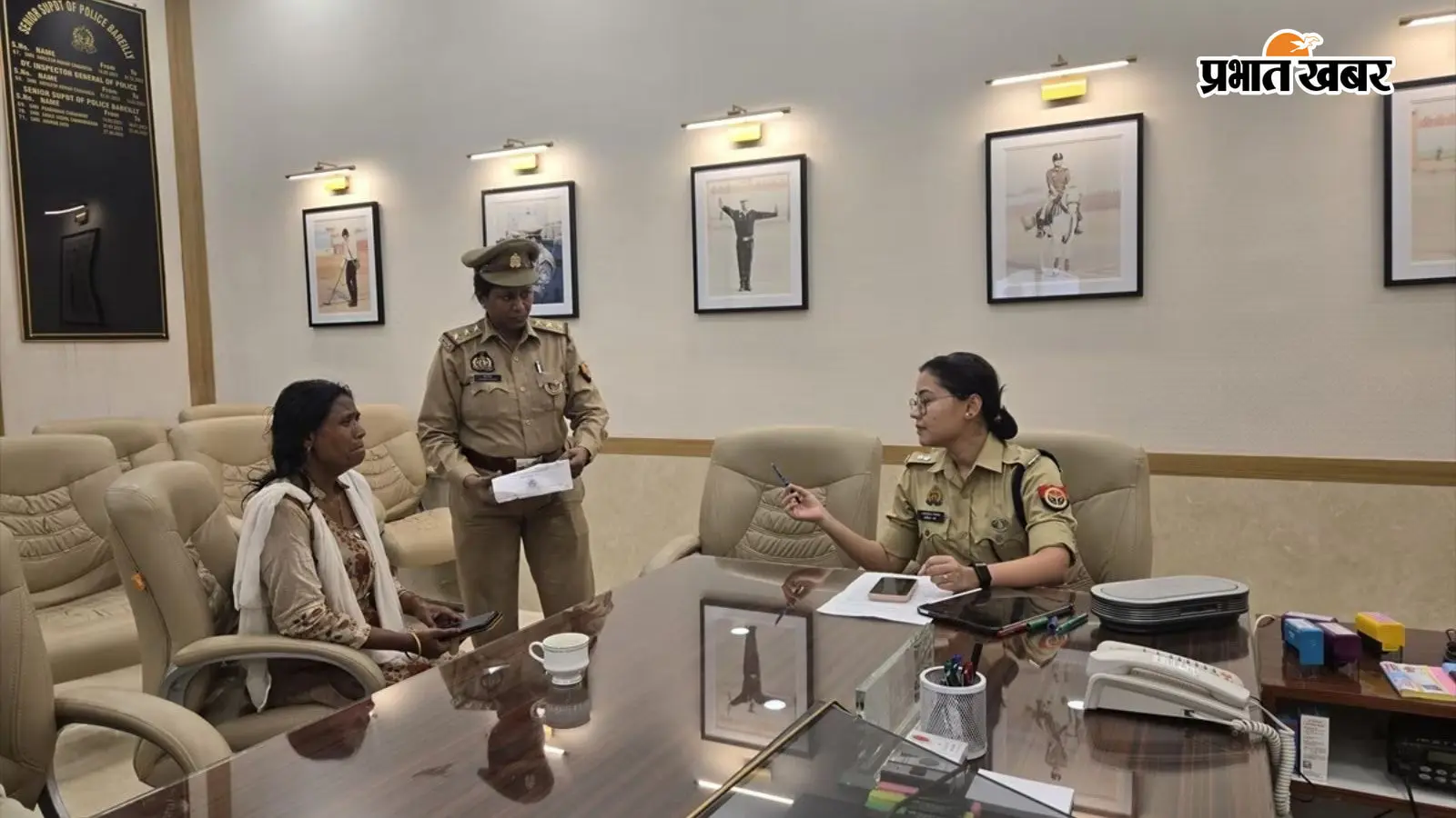 महिला की शिकायत पर कार्रवाई की जानकारी लेती पुलिस महिला की शिकायत पर कार्रवाई की जानकारी लेती पुलिस