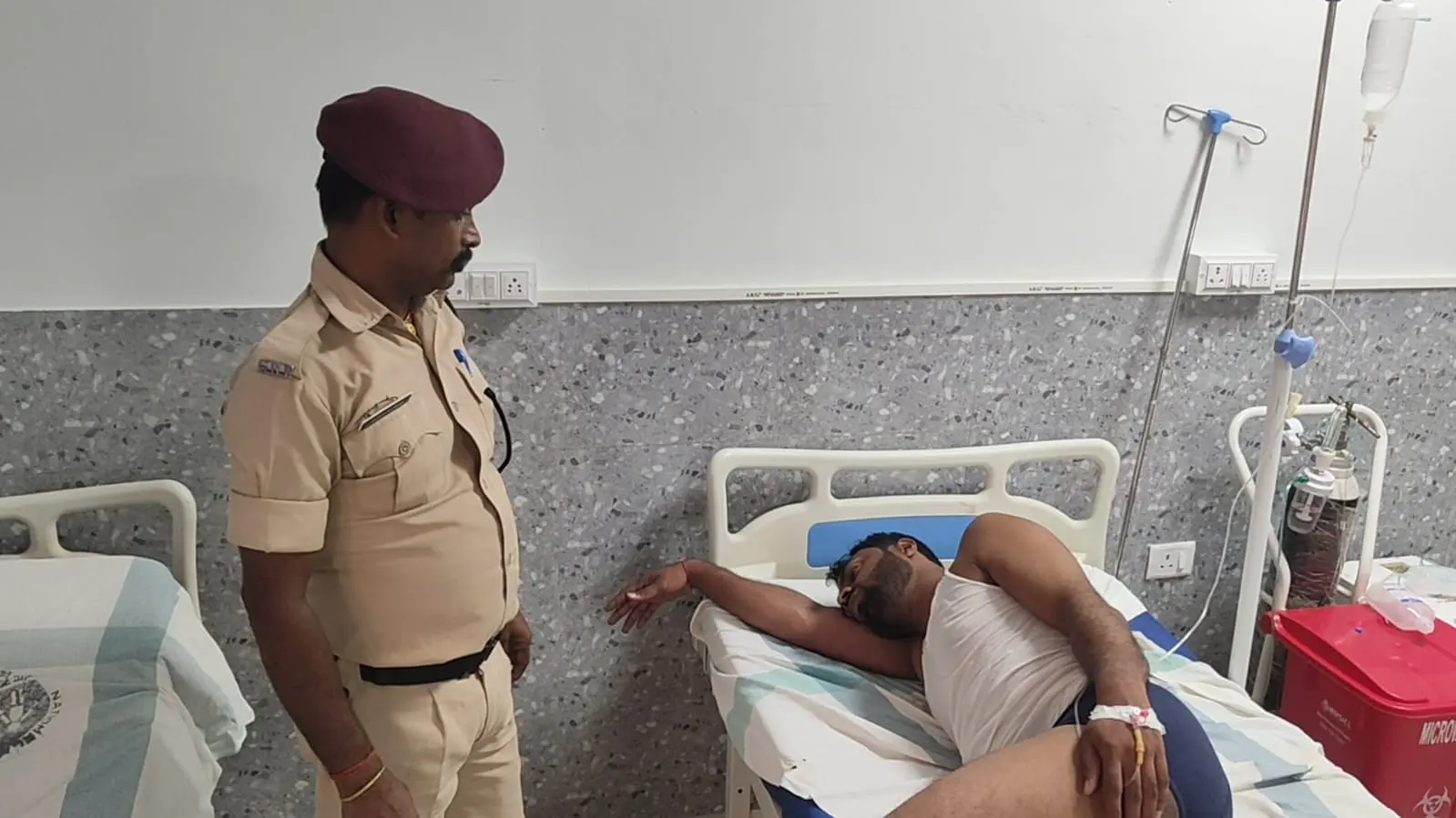 गोंडा-आसनसोल एक्सप्रेस के एसी कोच में बेहोश मिला यात्री, आरपीएफ-जीआरपी ने पहुंचाया अस्पताल
