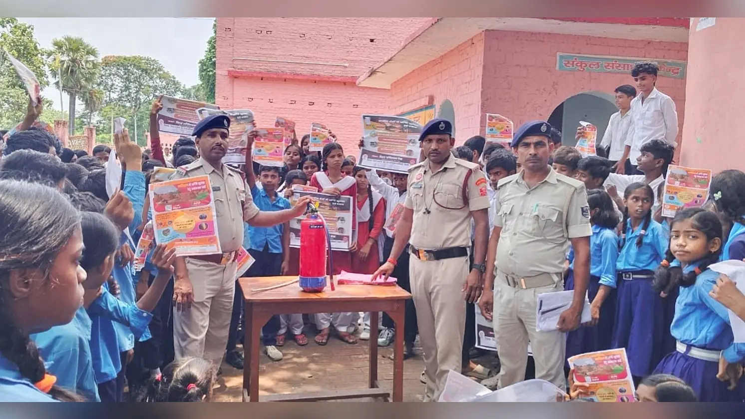 वैशाली में स्कूलों और मॉल में पहुंची फायर ब्रिगेड, लाइव डेमो से सिखाए आग से बचाव के तरीके