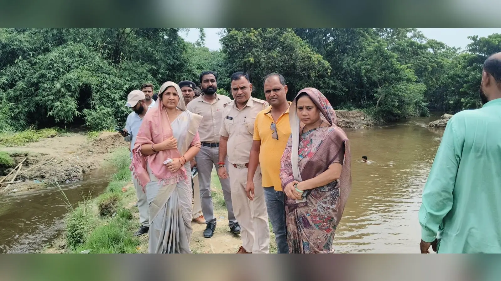 स्कूल से लौट रहा था 7 साल का अमन, पैर फिसला और नदी में बह गया; दूसरे दिन भी जारी है तलाश. परिवार का रो-रोकर बुरा हाल