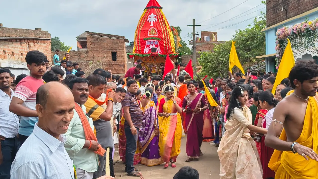 देवग्राम में इस्कॉन परिवार ने निकाला रथ
