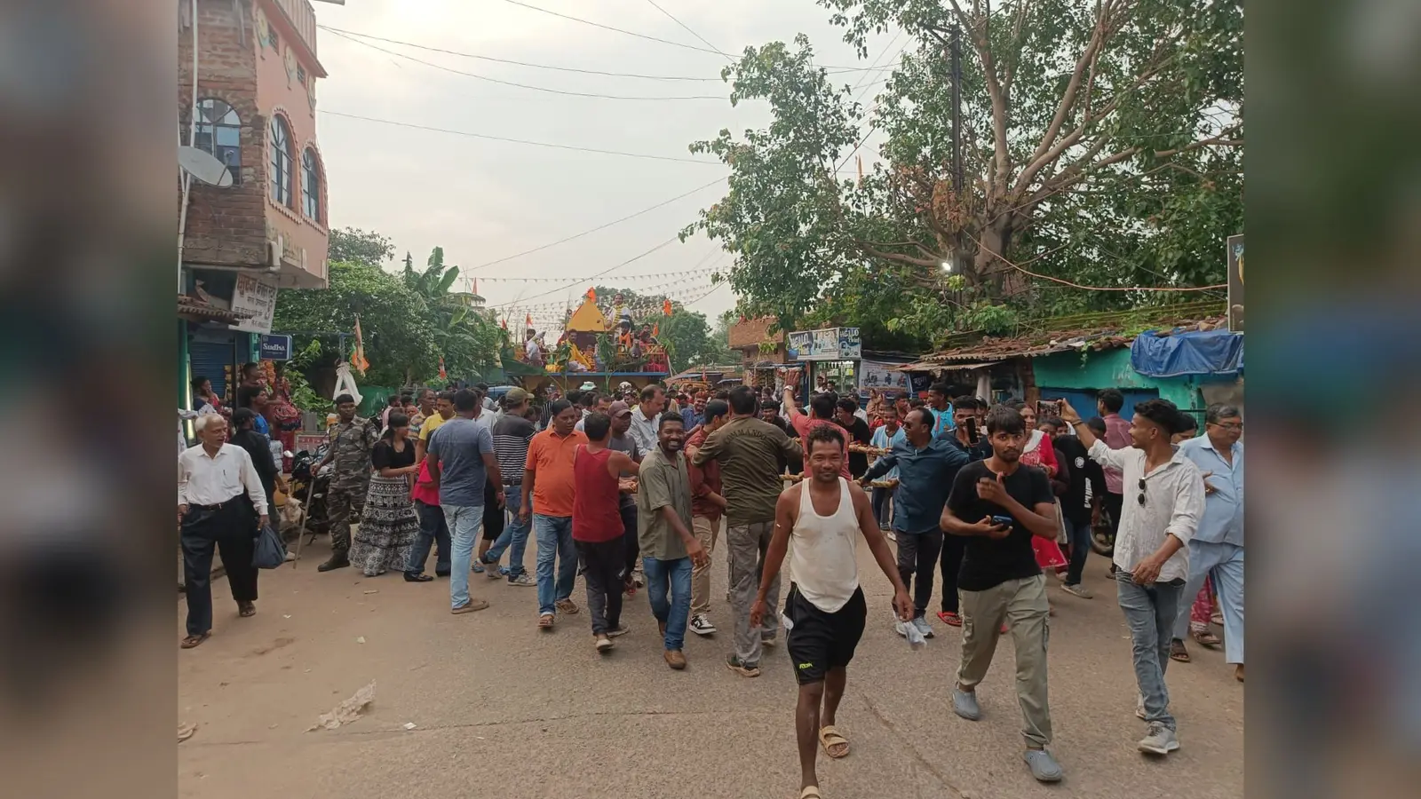 उल्लास के साथ निकली भगवान जगन्नाथ, बड़े भाई बलभद्र व वहन सुभद्रा की रथ यात्रा— | Prabhat Khabar Network उल्लास के साथ निकली भगवान जगन्नाथ, बड़े भाई बलभद्र व वहन सुभद्रा की रथ यात्रा— | Prabhat Khabar Network