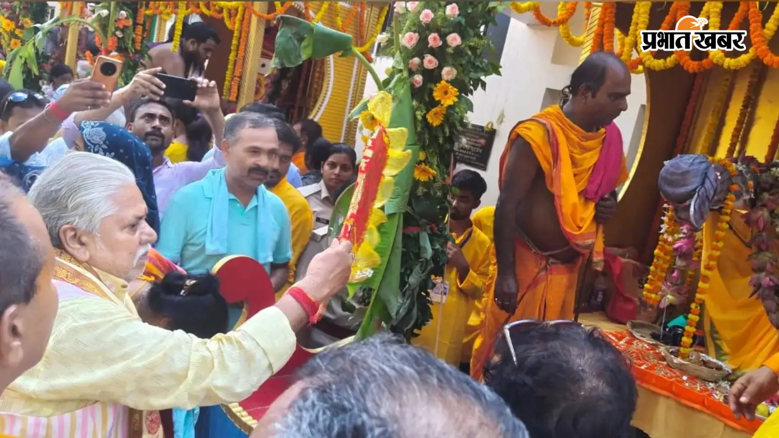 बोधगया : विधानसभा अध्यक्ष डॉ. प्रेम कुमार ने रथयात्रा में खींची रस्सी, मंदिर परिसर में झाड़ू लगाकर की सेवा