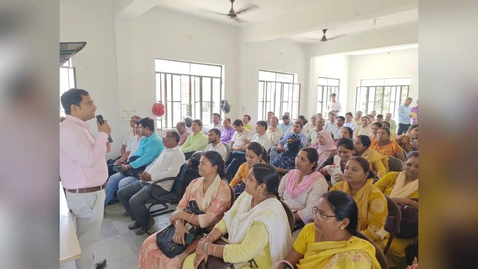 नवादा : बीआरसी अकबरपुर में प्रधानाध्यापकों एवं मास्टर ट्रेनर्स की महत्वपूर्ण बैठक आयोजित, निपुण मिशन योजना के तहत मिलेगी ट्रेनिंग